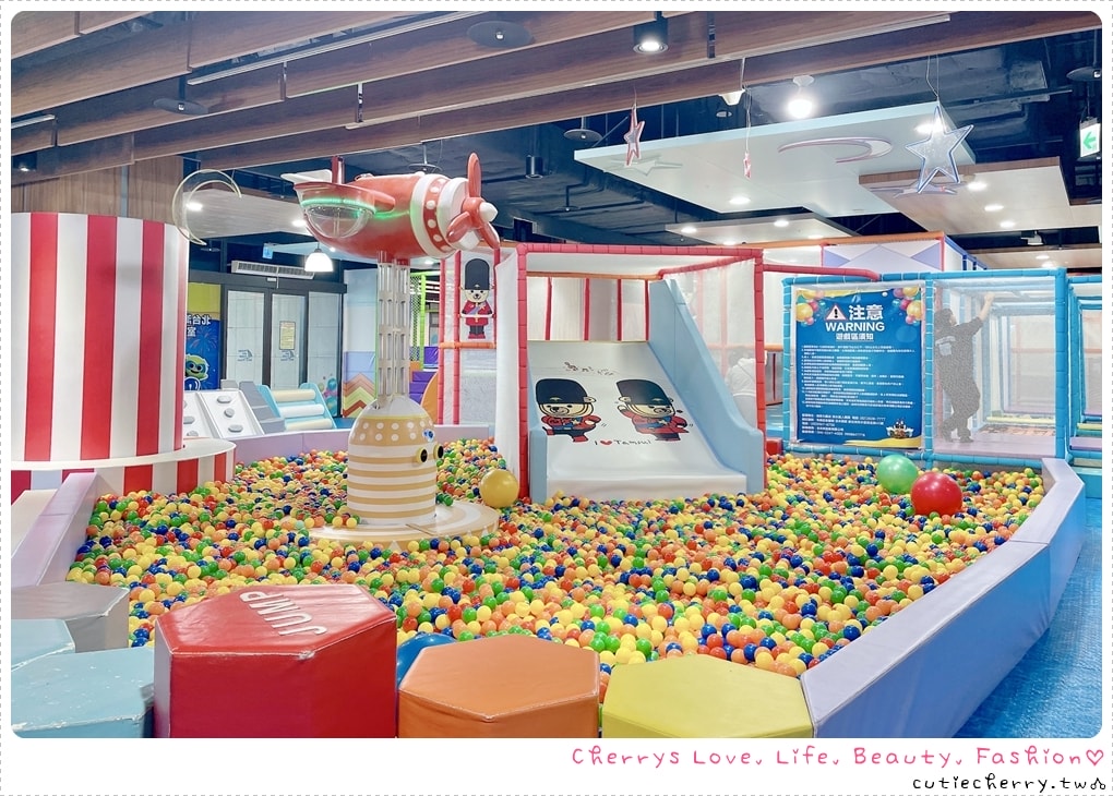 POPA親子體能館大球池巨型溜滑梯